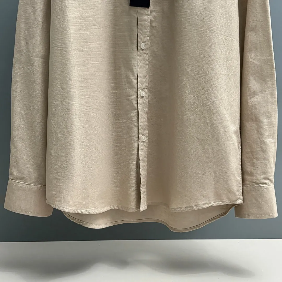 🅿️220 Ralph Lauren/Ralph Lauren early autumn linen embroidered shirt is made of custom-made natural plant fiber linen fabric with a unique bamboo texture. It has a simple and simple beauty. It has a loose fit and a three-dimensional upper body. The lines are smooth and natural. From the shoulder line to the waist line to the hem, the line transition is smooth. There are no unnecessary folds or accumulation. The whole body is neat and stretched. The chest is embellished with the iconic pony embroidery. Simple but highly recognizable. The color transition of the embroidery thread is natural. The stitches are even and uniform in size. The stitches can also connect naturally and the lines are smooth and not stiff. Size: S M L XL